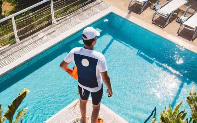 Un socorrista trata de garantizar la seguridad de piscina