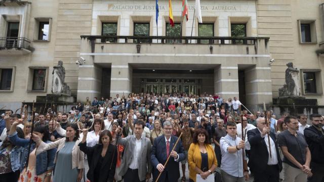 Comparecencia de alcaldes y ediles de Euskadi muestran su rechazo a las sentencias contra el euskera.