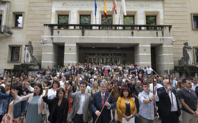 Comparecencia de alcaldes y ediles de Euskadi muestran su rechazo a las sentencias contra el euskera.