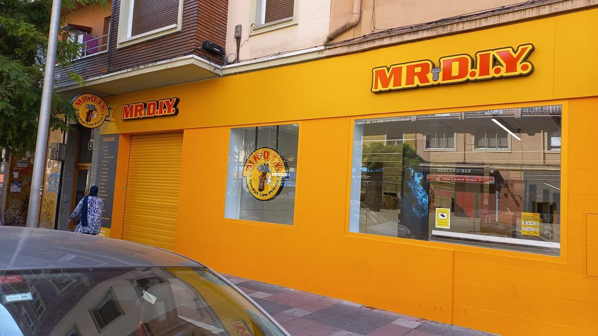 La famosa cadena malaya de equipamiento para el hogar y ferretería Mr. DIY ha elegido la capital alavesa para continuar con su imparable crecimiento