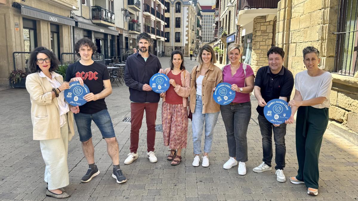 Aitziber Davila, presidenta de Murkil, Gorka Ameztoy, representante de Murkil, Erik Labayen, Maria Vilches, Maider Rodriguez y Miren Ros de Guk 16, Xabier Txurruka, alcalde de Zarautz e Irune Urbieta, concejala de Educación y Juventud.