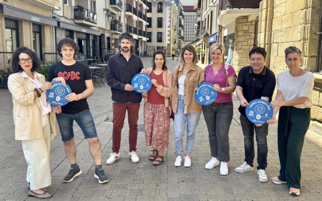 Aitziber Davila, presidenta de Murkil, Gorka Ameztoy, representante de Murkil, Erik Labayen, Maria Vilches, Maider Rodriguez y Miren Ros de Guk 16, Xabier Txurruka, alcalde de Zarautz e Irune Urbieta, concejala de Educación y Juventud. / Zarauzko Udala Aitziber Davila, presidenta de Murkil, Gorka Ameztoy, representante de Murkil, Erik Labayen, Maria Vilches, Maider Rodriguez y Miren Ros de Guk 16, Xabier Txurruka, alcalde de Zarautz e Irune Urbieta, concejala de Educación y Juventud.