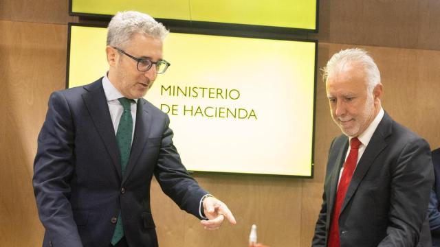 El ministro de Hacienda, Arcadi España, y el ministro de Política Territorial y Memoria Democrática, Ángel Víctor Torres, durante una reunión del Consejo de Política Fiscal y Financiera (CPFF) en el Ministerio de Haciend