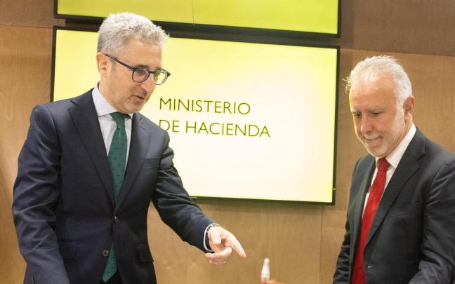 El ministro de Hacienda, Arcadi España, y el ministro de Política Territorial y Memoria Democrática, Ángel Víctor Torres, durante una reunión del Consejo de Política Fiscal y Financiera (CPFF) en el Ministerio de Haciend