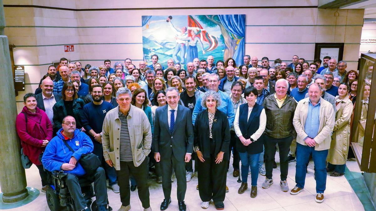 El presidente del EBB del PNV, Aitor Esteban, la vicelehendakari Bengoetxea, y Markel Olano a sus espaldas, en el encuentro del lunes
