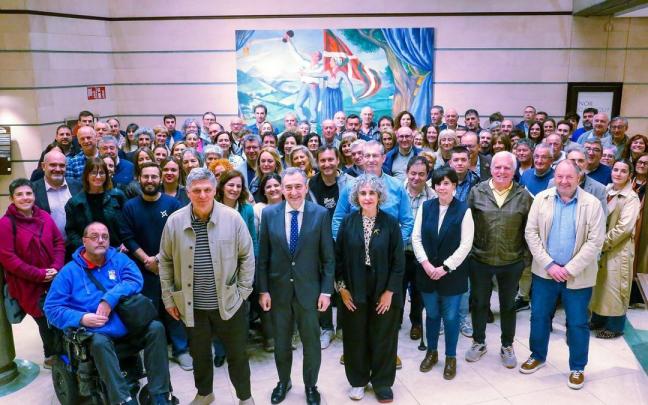 El presidente del EBB del PNV, Aitor Esteban, la vicelehendakari Bengoetxea, y Markel Olano a sus espaldas, en el encuentro del lunes