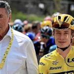 Eddy Merckx, cinco veces campeón del Tour, y Jonas Vingegaard, en la salida de la etapa.