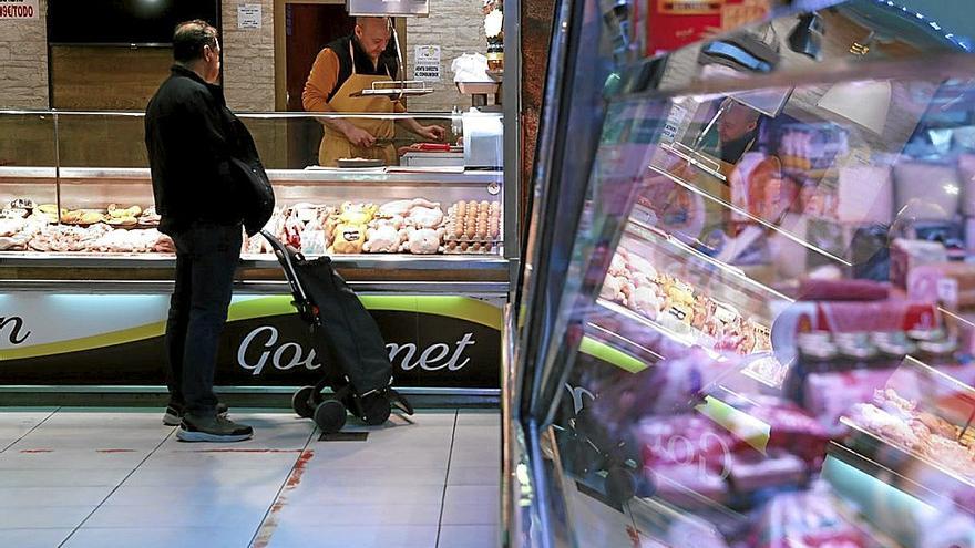 La bajada del IVA en algunos alimentos no se está notando en la cesta de la compra. | FOTO: EFE