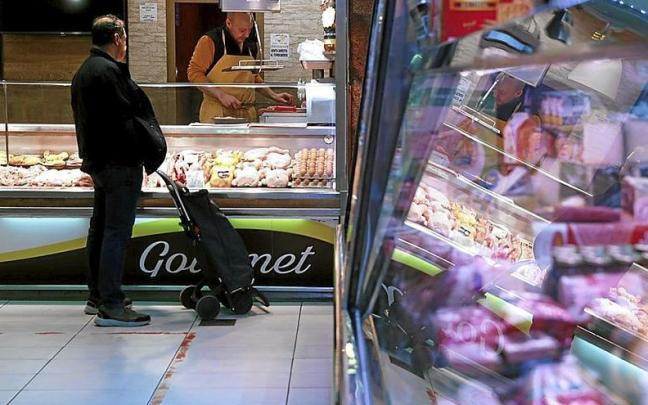 La bajada del IVA en algunos alimentos no se est&aacute; notando en la cesta de la compra. | FOTO: EFE