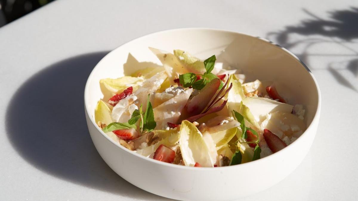 Las hojas de endivias son una de las mejores bases para preparar originales y completas ensaladas.