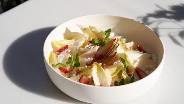 Las hojas de endivias son una de las mejores bases para preparar originales y completas ensaladas.