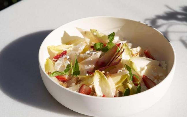 Las hojas de endivias son una de las mejores bases para preparar originales y completas ensaladas.