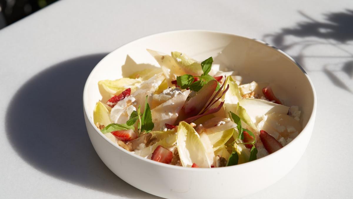 Las hojas de endivias son una de las mejores bases para preparar originales y completas ensaladas.