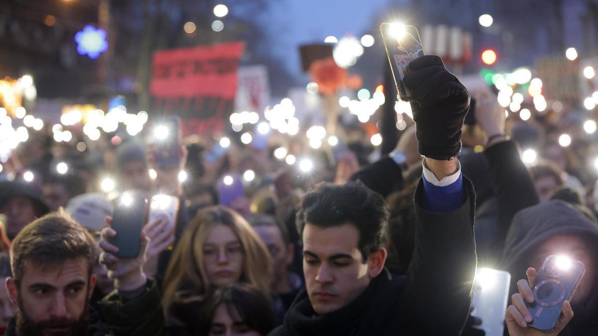 Universitarios serbios protestan en Belgrado