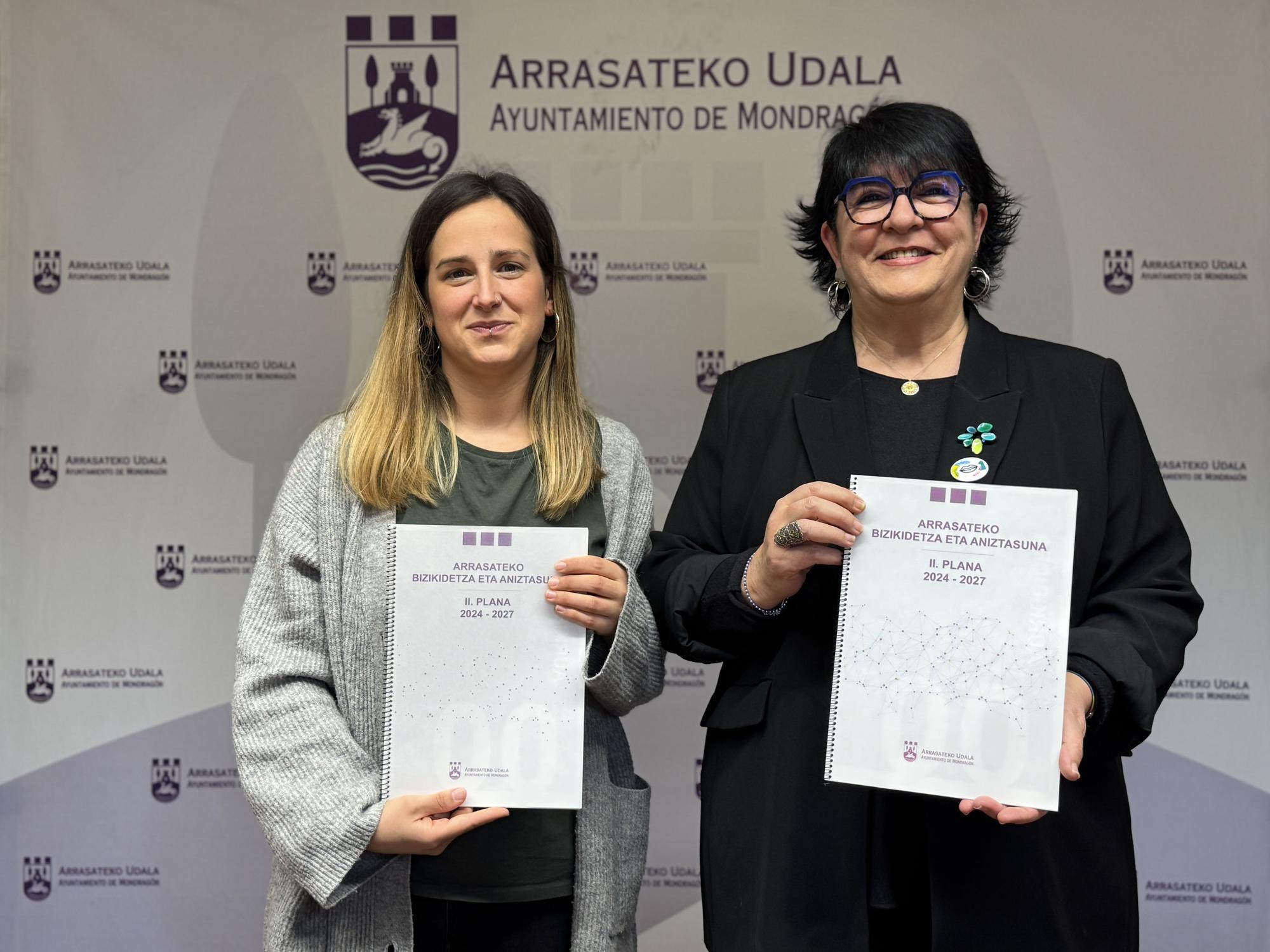 La concejala Jasone Giraldo y la técnica Xixili Egiguren hacen balance del Plan de Convivencia y Diversidad.