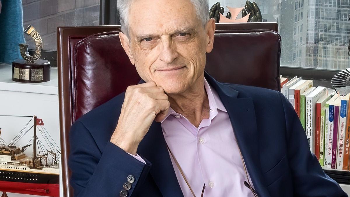 Luis Rojas Marcos reside en Nueva York, donde se especializó en Psiquiatría.