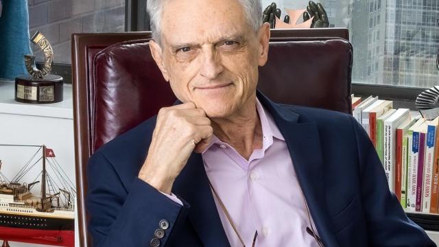 Luis Rojas Marcos reside en Nueva York, donde se especializó en Psiquiatría.