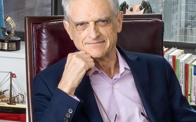 Luis Rojas Marcos reside en Nueva York, donde se especializó en Psiquiatría.