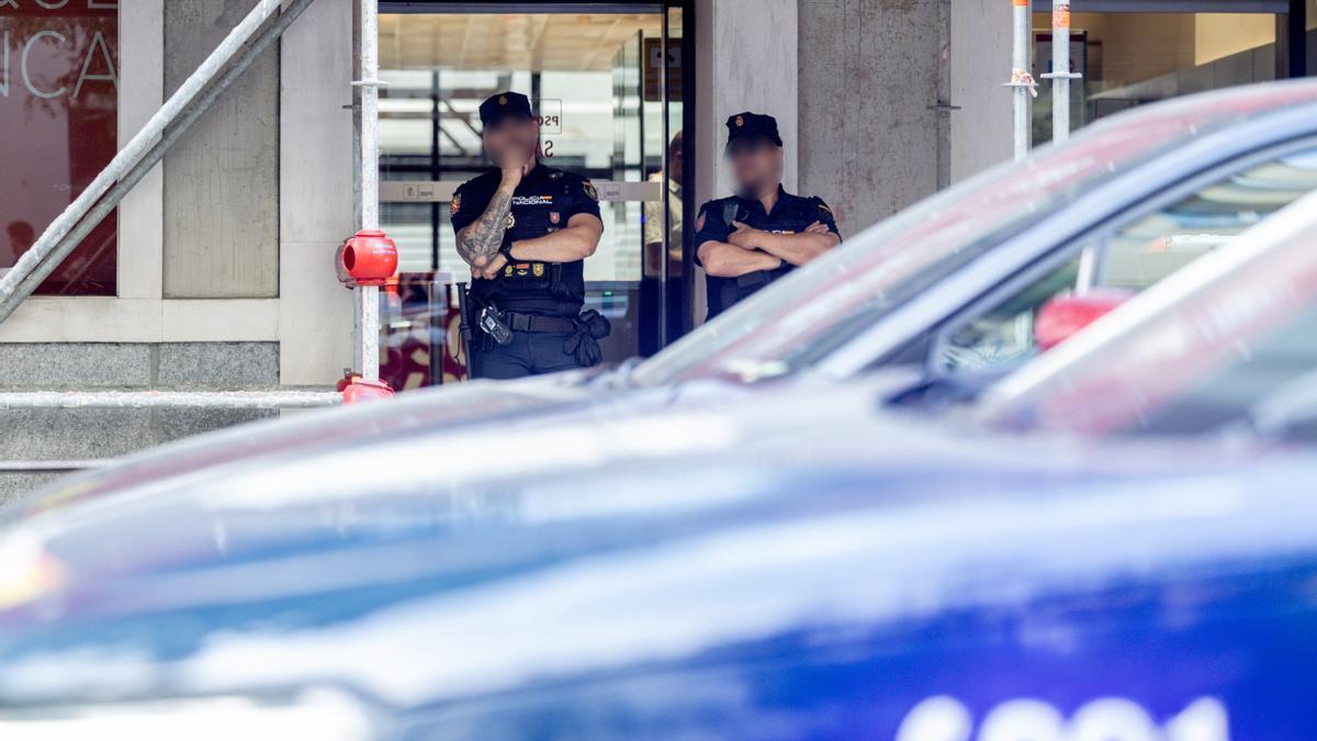 Dos agentes de la Policía Nacional delante de la sede nacional del PSOE en Ferraz, este miércoles.