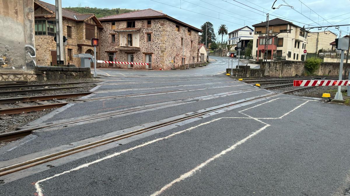 Adif ha regenerado por completo la plataforma del paso a nivel en el barrio de Bañales