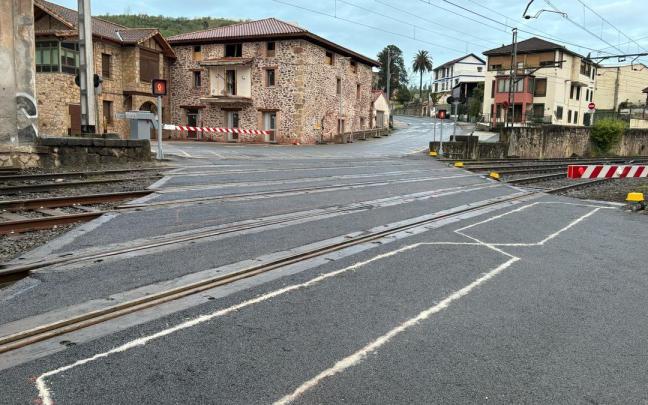 Adif ha regenerado por completo la plataforma del paso a nivel en el barrio de Bañales