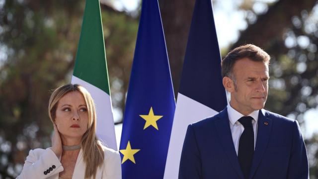 El presidente francés, Emmanuel Macron, y la primera ministra italiana, Giorgia Meloni