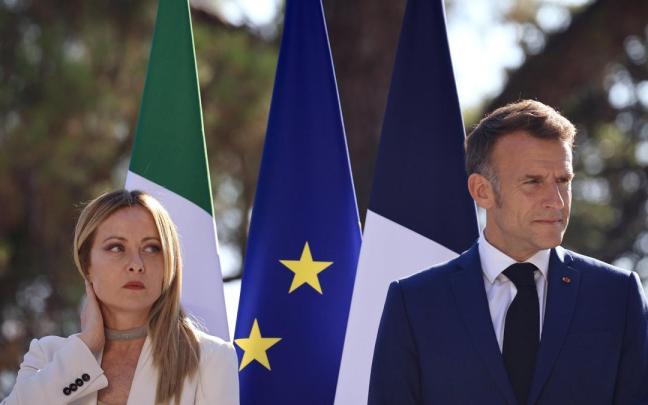 El presidente francés, Emmanuel Macron, y la primera ministra italiana, Giorgia Meloni