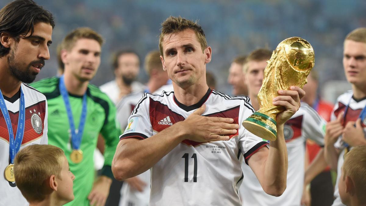 El alemán Miroslav Klose, con el trofeo de campeón mundial de 2014.