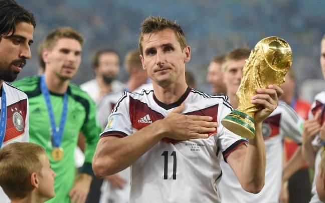 El alemán Miroslav Klose, con el trofeo de campeón mundial de 2014.