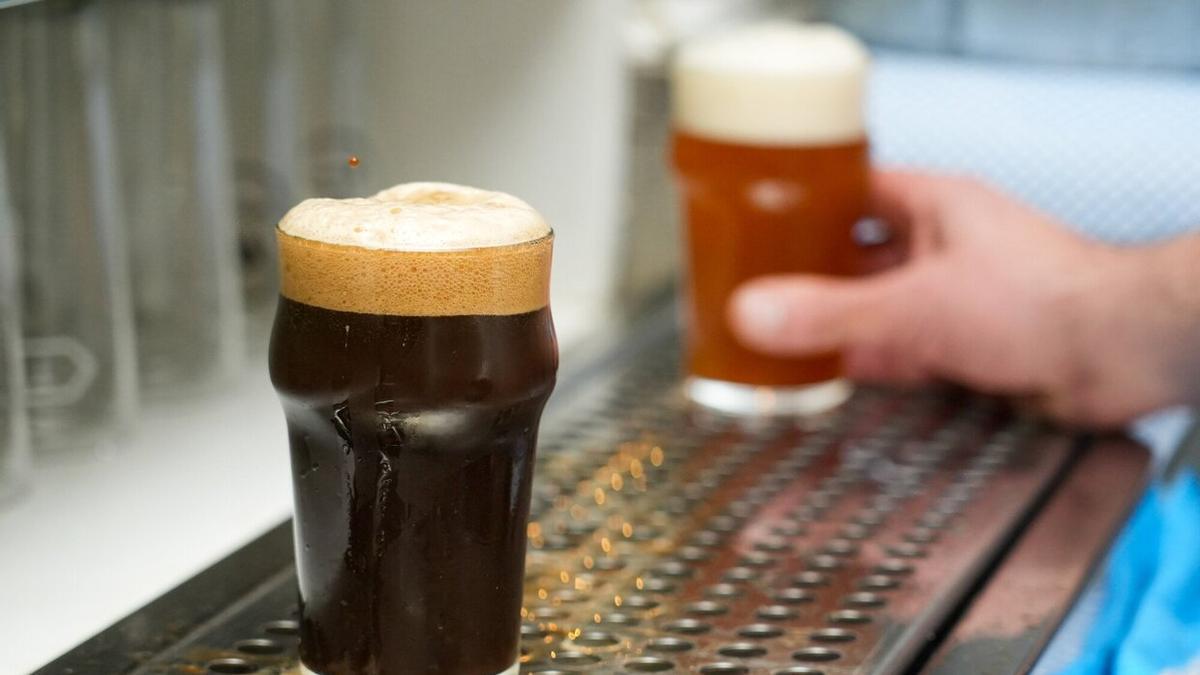 Dos cervezas artesanas recién servidas.