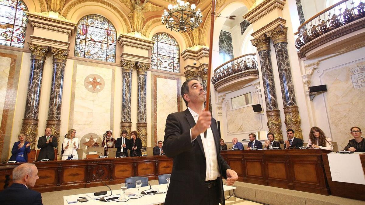 Goia levanta la vara hacia el cielo en su investidura de 2019.