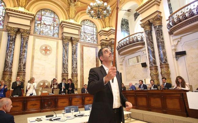 Goia levanta la vara hacia el cielo en su investidura de 2019. Goia levanta la vara hacia el cielo en su investidura de 2019.