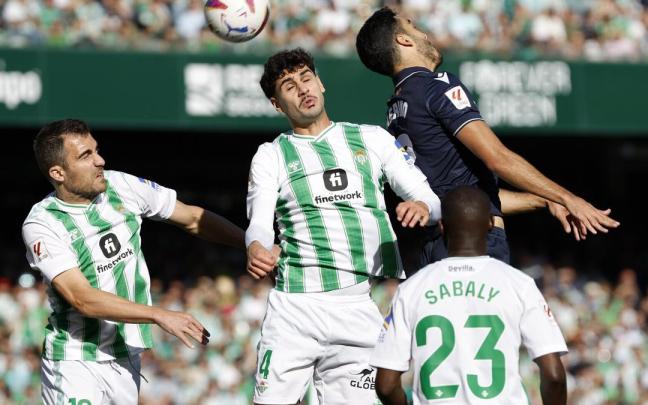 Merino trata de cabecear un balón en el encuentro ante el Betis. / JULIO MUÑOZ