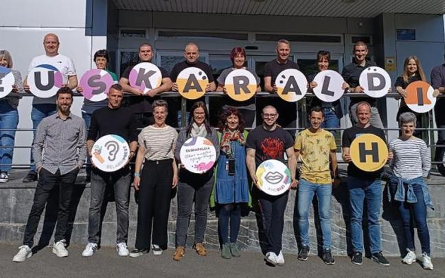 Euskaraldiko kooperatiben “hamaikakoaren” argazkia atera zuten / TULankide Euskaraldiko kooperatiben “hamaikakoaren” argazkia atera zuten