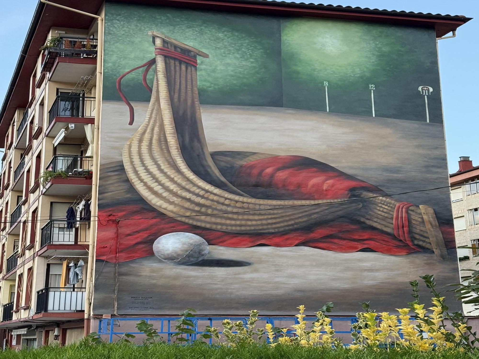 La escultura incluye un homenaje al 'aitona' de Mikele