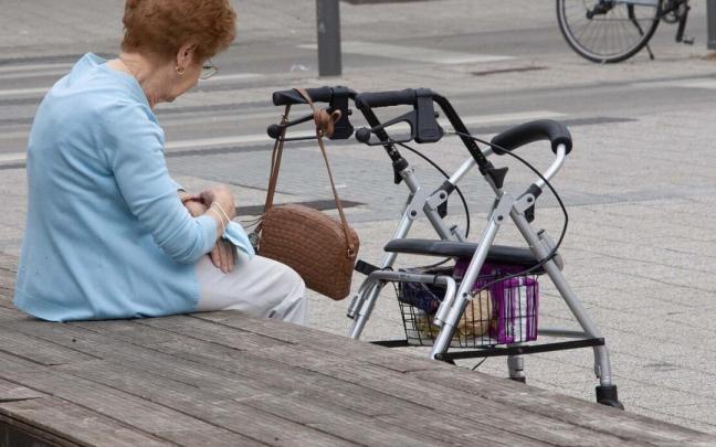 Una persona mayor con un andador.