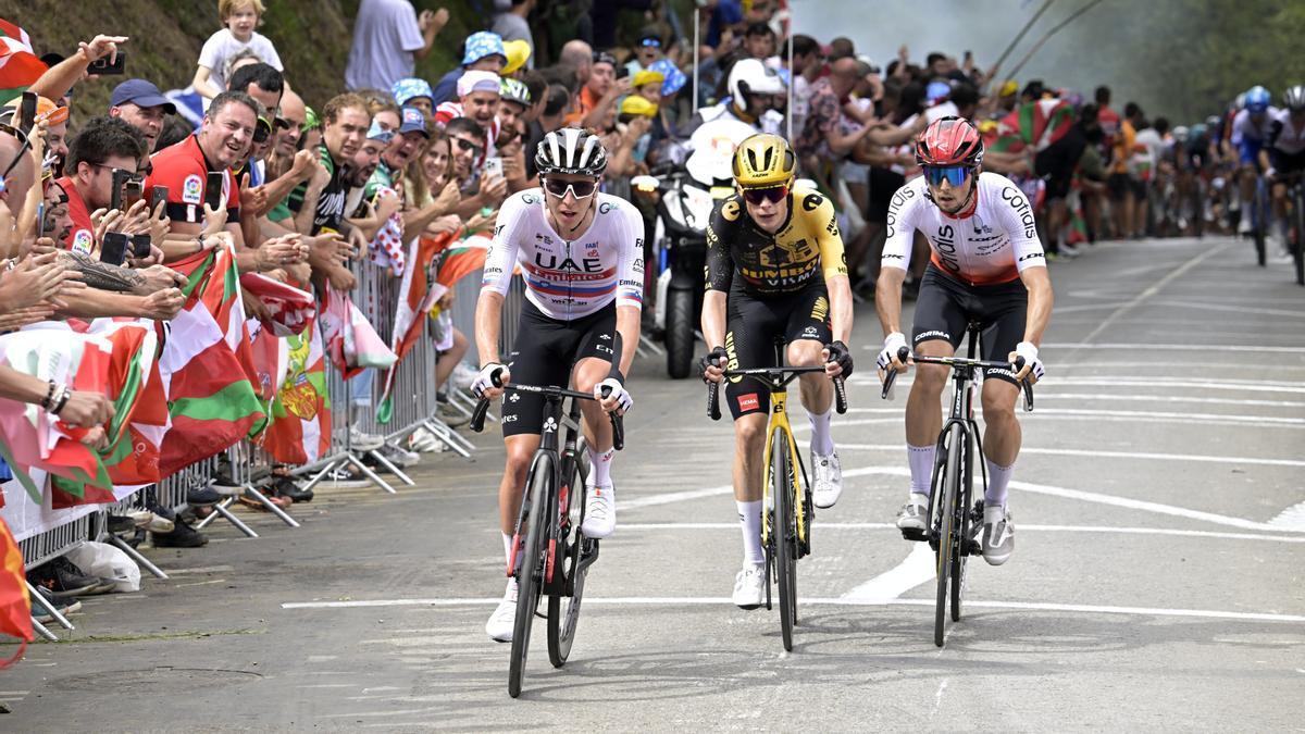 Tadej Pogacar junto a Jonas Vingegaard y Victor Lafay en la subida a Jaizkibel.