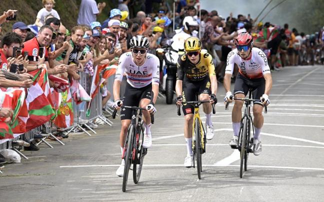 Tadej Pogacar junto a Jonas Vingegaard y Victor Lafay en la subida a Jaizkibel.