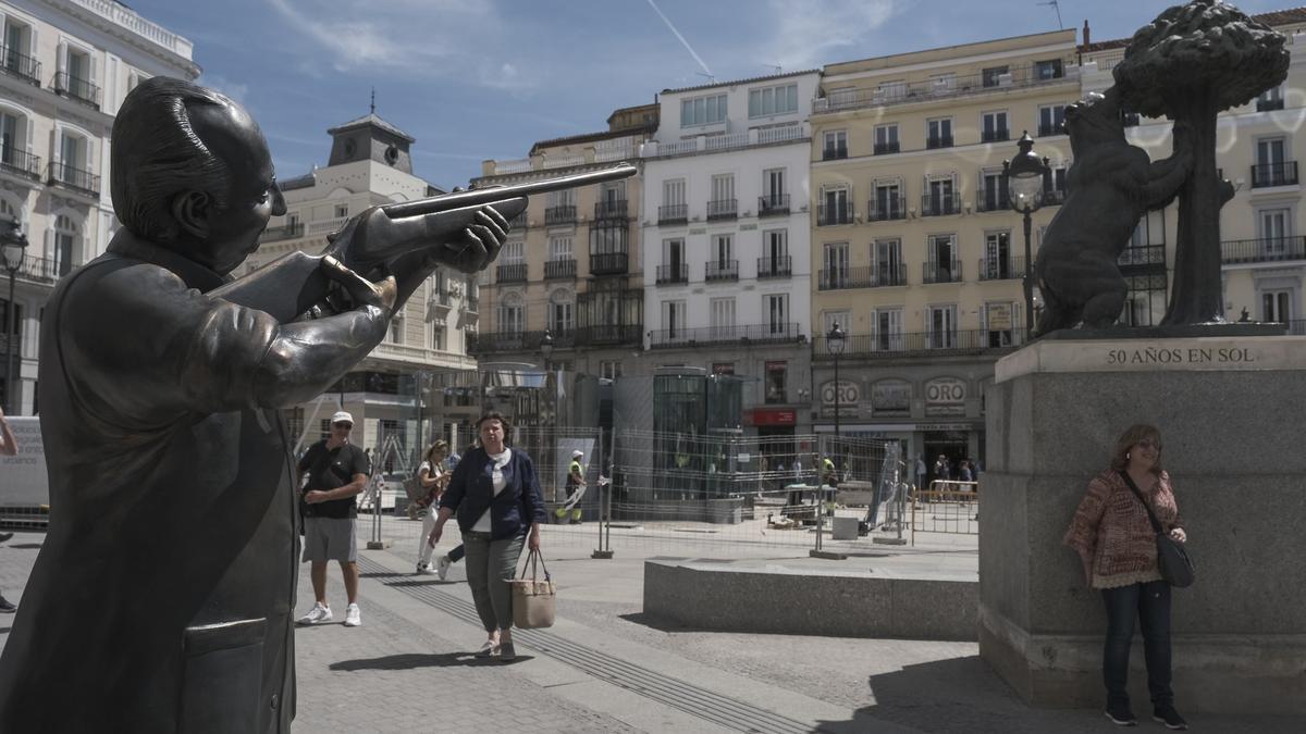 La estatua del emérito apuntando con un rifle al Oso y el Madroño.