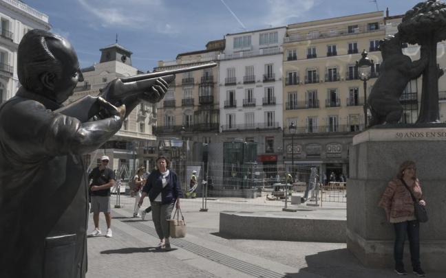 La estatua del emérito apuntando con un rifle al Oso y el Madroño.