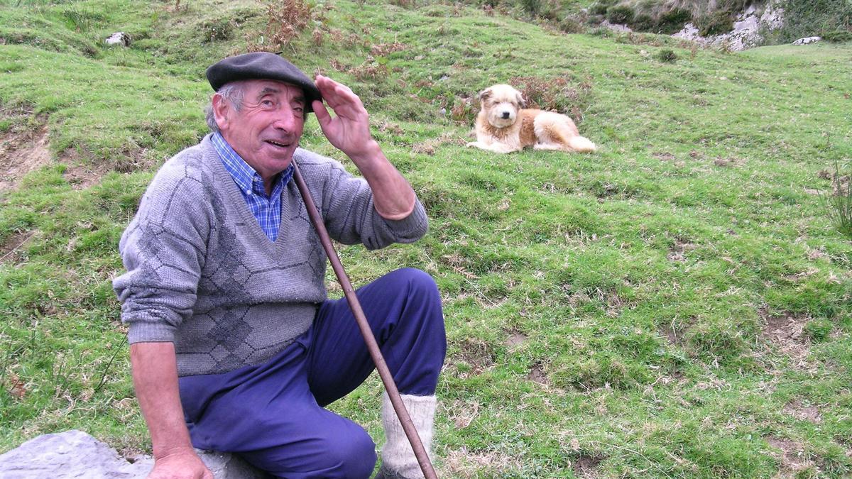 Imagen del pastor Juantxu Astondoa junto a uno de sus perros de compañía