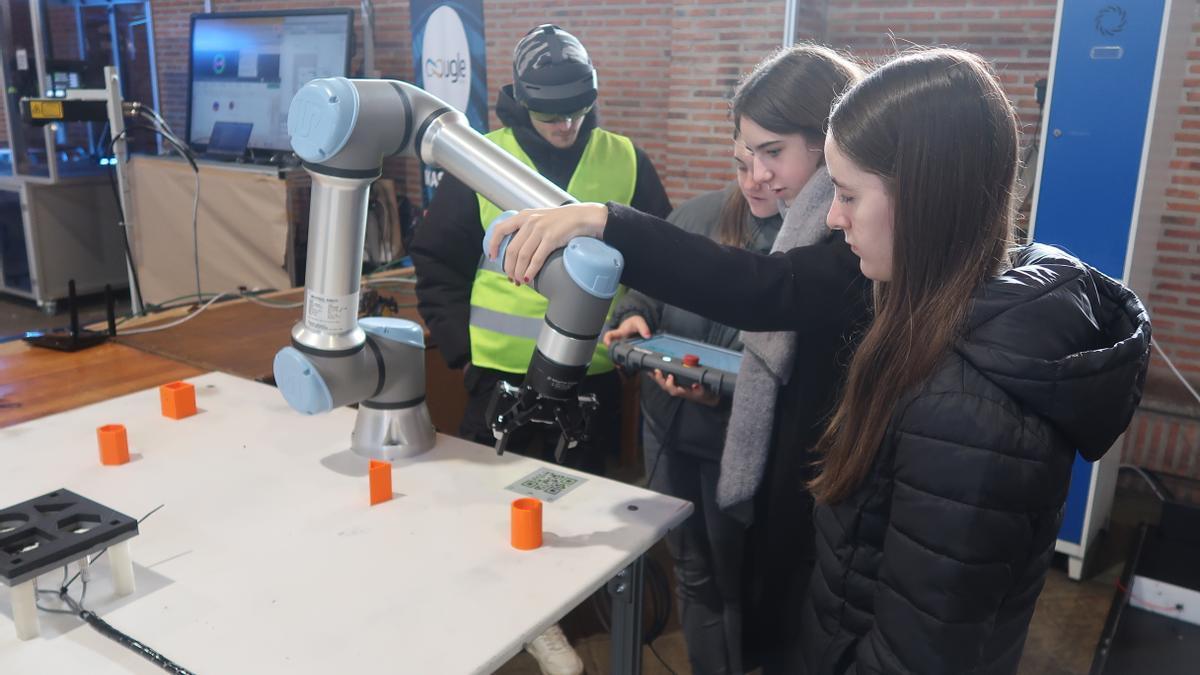 Tres jóvenes, en la feria tecnológica de UGLE.