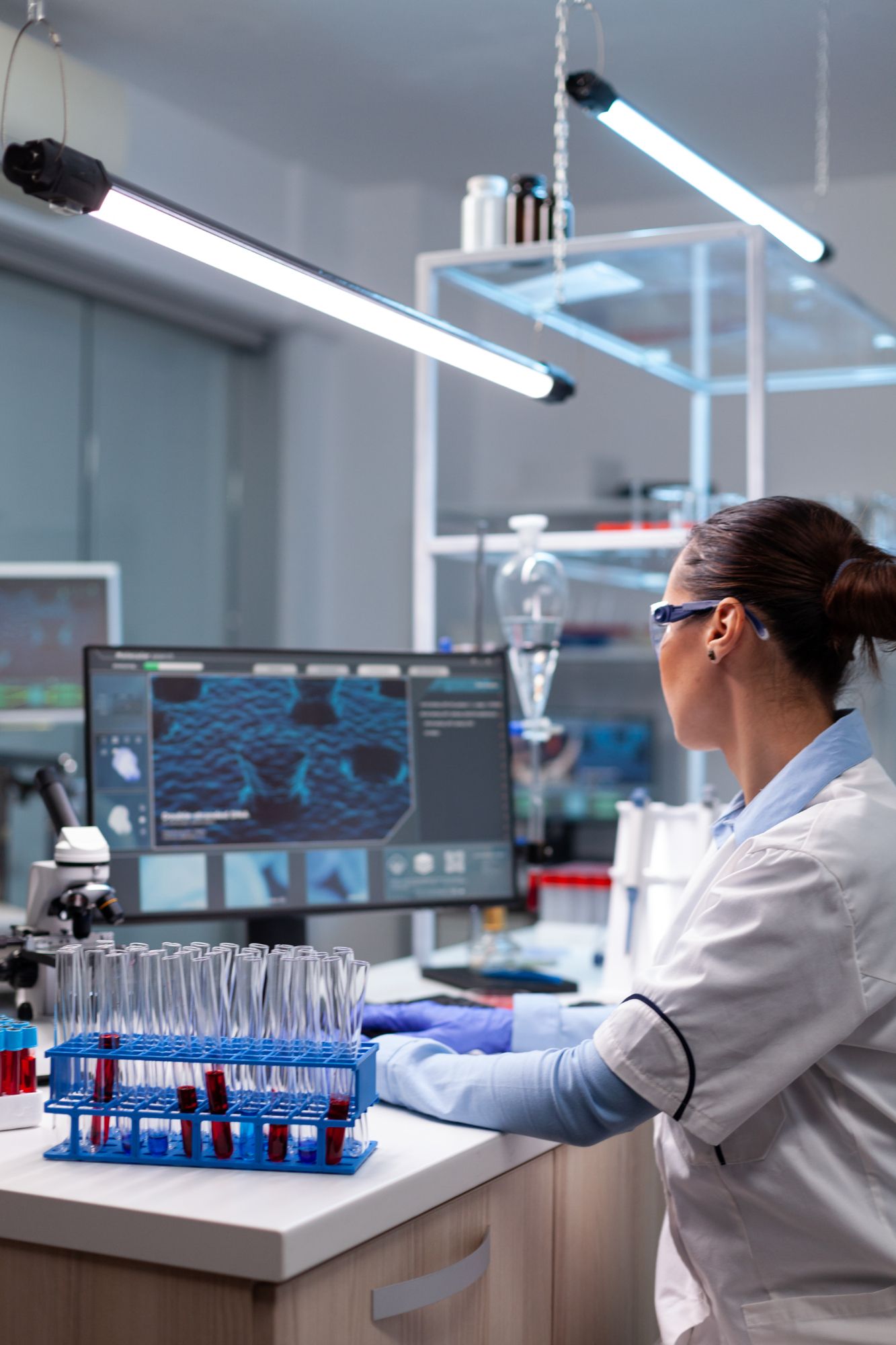 Una científica trabaja con muestras de sangre en un laboratorio.
