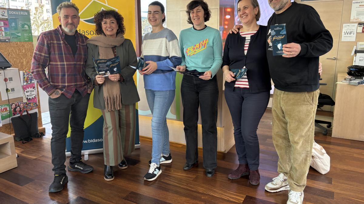 Félix Manso, Sonia García, Nuria Alzaga, Estitxu Urtizberea, Pía Alkain y Gorka Txapartegi, esta mañana en la Oficina de Turismo de Irun.