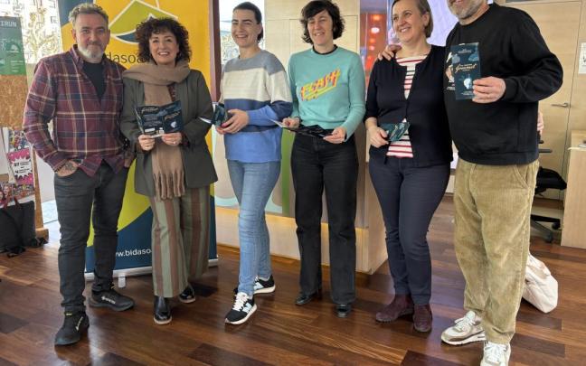 Félix Manso, Sonia García, Nuria Alzaga, Estitxu Urtizberea, Pía Alkain y Gorka Txapartegi, esta mañana en la Oficina de Turismo de Irun. / A.M.S. Félix Manso, Sonia García, Nuria Alzaga, Estitxu Urtizberea, Pía Alkain y Gorka Txapartegi, esta mañana en la Oficina de Turismo de Irun.