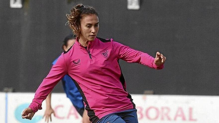 Nahikari, en el entrenamiento que el Athletic llevó a cabo ayer en Lezama. / JOSÉ MARI MARTÍNEZ