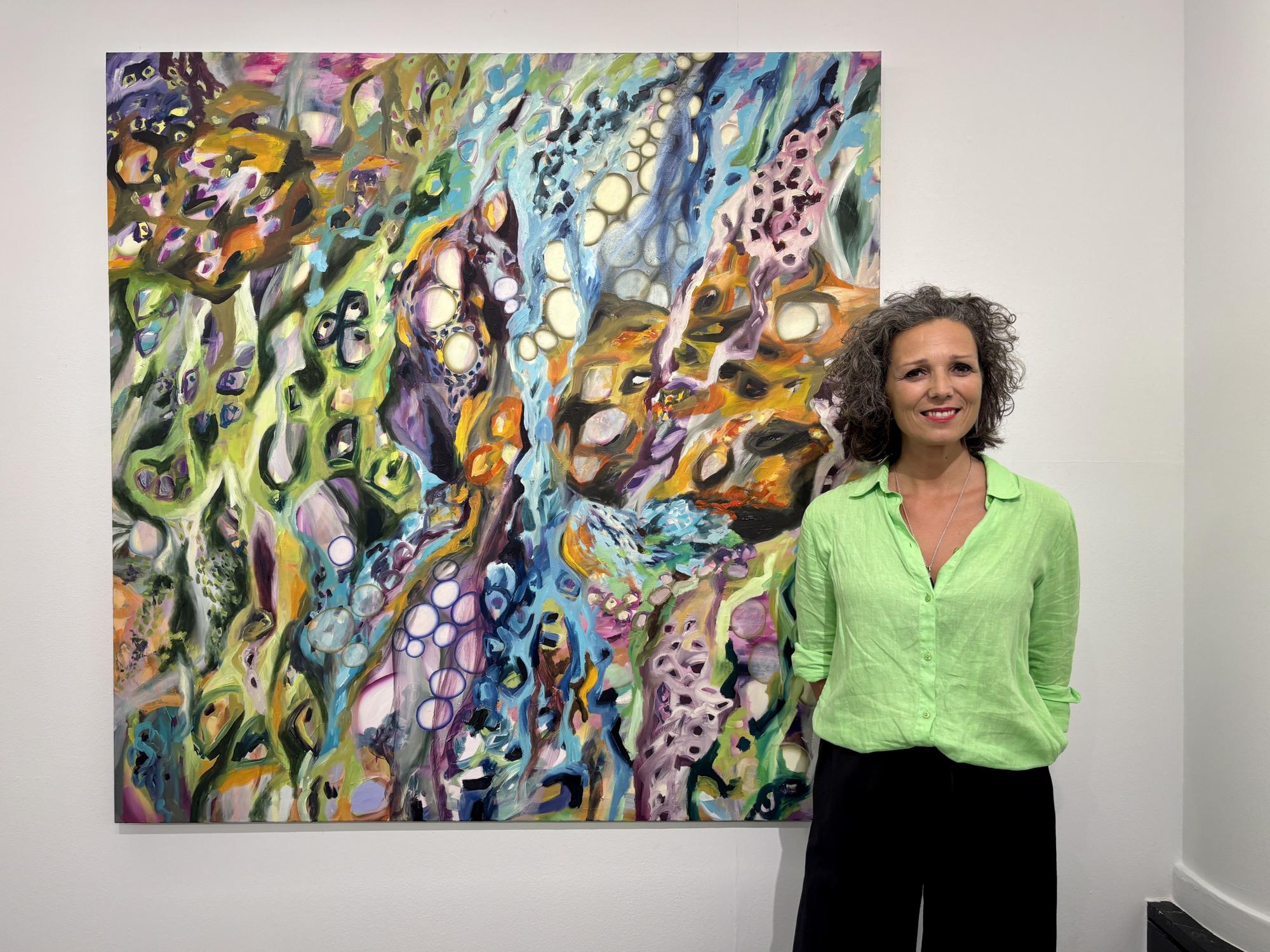 Miren González Goikoetxea junto a su obra ‘Bizi-Min-Bizi (bularreko mimbizia)’.