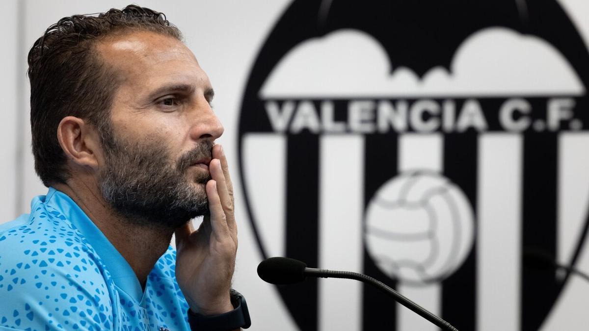 Ruben Baraja en la ciudad deportiva de Paterna atendiendo a los medios. / EFE