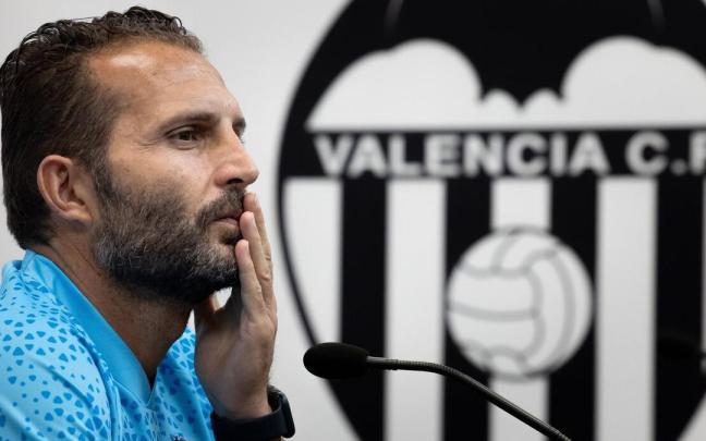Ruben Baraja en la ciudad deportiva de Paterna atendiendo a los medios. / EFE