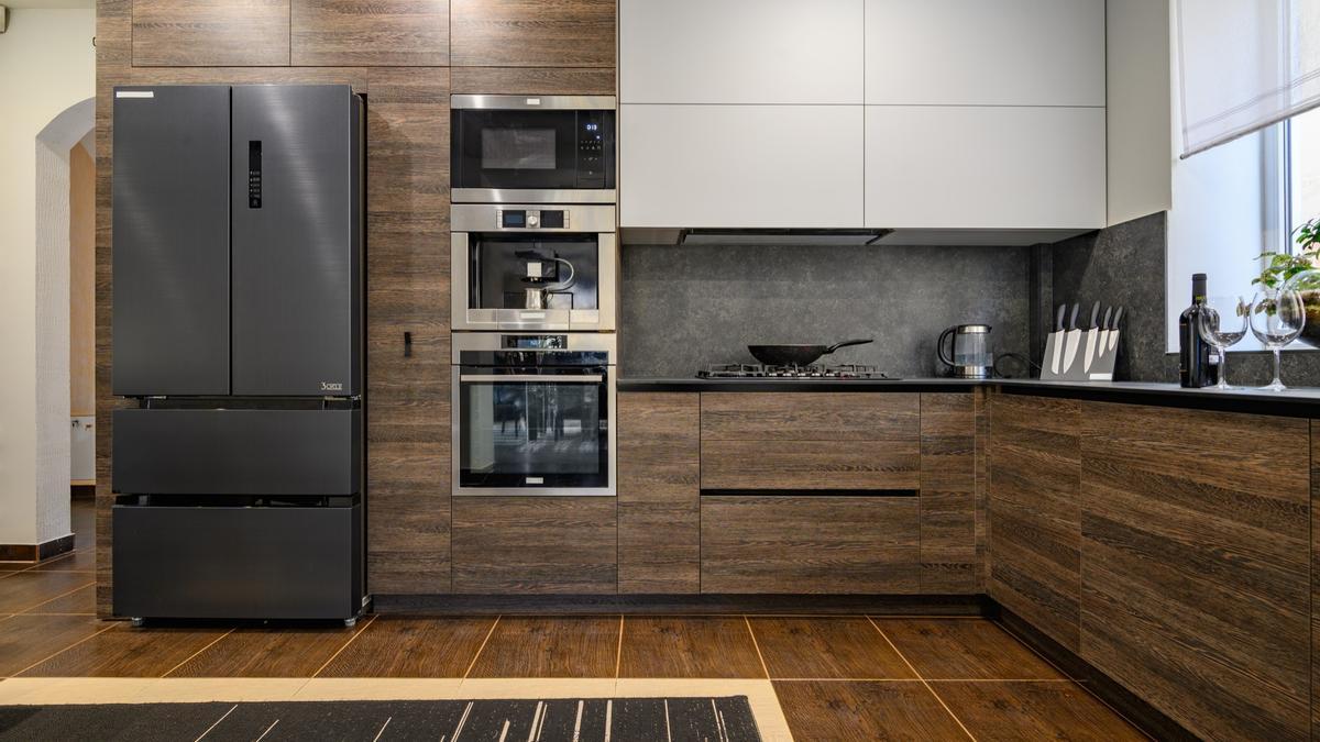 Cocina moderna equipada con los electrodomésticos necesarios.